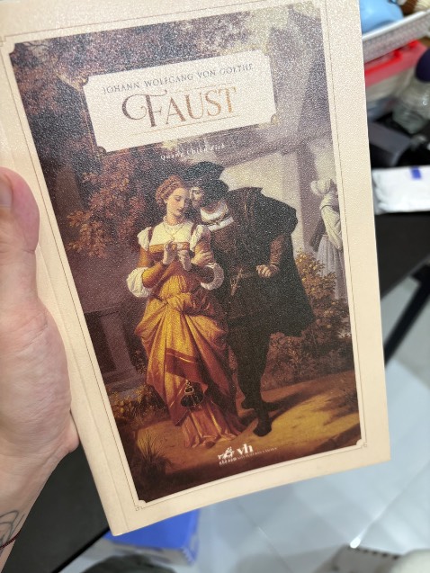 Vừa khít đồ bọc sách luôn. Đoạn đầu khá hài đó, kiểu con quỷ lịch thiệp và nhà thông thái mỏ hỗn :)))))