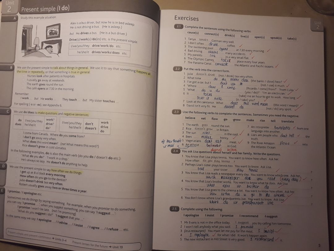 Dịch bệnh nên tiki giao hàng hơi lâu chút, điều này mình có thể thông cảm được. Nhưng cũng không quá lâu so với dự kiến (chậm 1 ngày thôi), mình còn tưởng lâu hơn cơ vì mình đọc chỉ thị là shipper cũng không được làm việc. (Mình ở Hà Nội)
Về cuốn sách, mình làm cuốn này được hơn một tuần rồi, mỗi ngày đều đặn ít nhất 2 units, vì mình mới thi đại học xong nên vẫn còn lười chút nhưng cố gắng duy trì mỗi ngày, bởi mỗi unit chỉ gói gọn trong 2 trang(1 trang lý thuyết và 1 trang bài tập). Vì thế nên cách bố trí cũng không giống kiểu sách Giải thích ngữ pháp của Mai Lan Hương mà mình đã từng làm (tất cả gói gọn trong một bài, lý thuyết hết rồi mới đến bài tập luyện) các bạn có thể xem ở mục lục. Nhờ đó nên mình thấy làm quyển này khá vui và ko bị dễ nản. 
Sách phù hợp cho các bạn chưa chắc kiến thức muốn ôn lại từ đầu. Những bạn mất gốc thì hơi mệt xíu vì sách full tiếng anh. Dù sao mình vẫn thích sách của MLH hơn vì nó trình bày rất bài bản và đầy đủ, không quá lan man, SIÊU PHÙ HỢP với các bạn ôn thi THPTQG. Bây giờ mình không học để thi nữa nên thích làm quyển này hơn. Sách giấy giày đẹp. Xứng đáng giá tiền.
Còn về đóng gói thì lúc mình nhận hộp hơi nát, bên trong có miếng xốp mỏng nên ok.