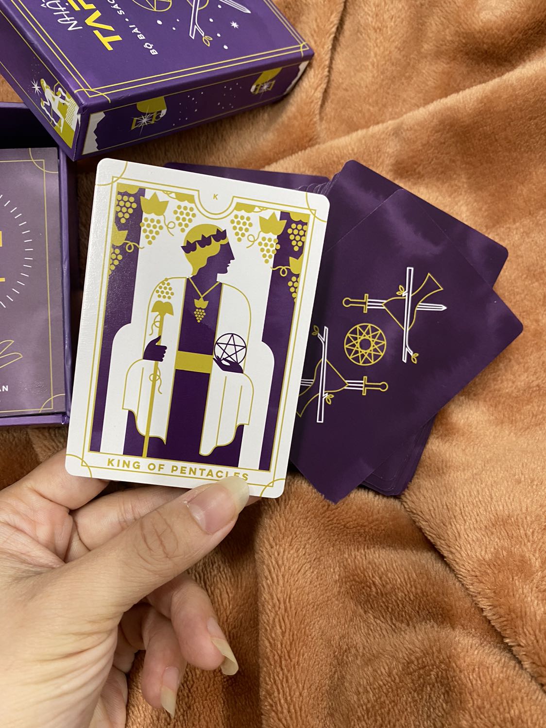 Đây là lần thứ 2 mình mua bộ bài này bản Việt vì nghe nói đây là phiên bản mới, đã sửa lại hết các lỗi của phiên bản trước. Và quả nhiên không thất vọng. Bài nhẹ hơn, độ dày vừa phải, bóng mờ in rất đều màu. Cắt viền không bị lệch như bản cũ nữa. Các lỗi sai STT và chính tả đã không còn. Tiki giao hàng thần tốc luôn. Một bộ bài real giá rẻ và quá chất lượng rồi. 👍👍👍 ưng cái bụng.