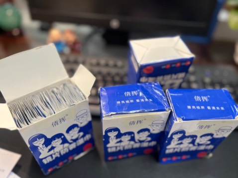 Sản phẩm chất lượng rất kém, giấy rất khô, không lau được, như là hàng giả, hết hạn sử dụng, đóng gói xộc xệch, móp méo! Bên trong các lớp xếp cũng ko đều nhau giống hàng gia công! Sản phẩm chất lượng rất kém, giấy rất khô, không lau được, như là hàng giả, hết hạn sử dụng, đóng gói xộc xệch, móp méo! Bên trong các lớp xếp cũng ko đều nhau giống hàng gia công!