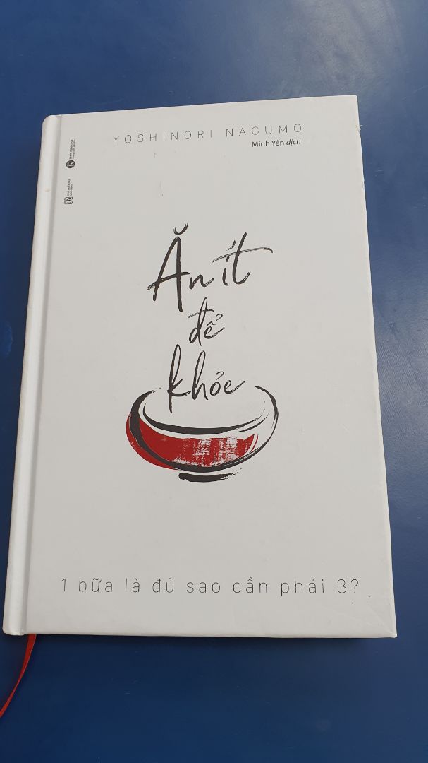 Một quyển sách rất bổ ích, áp dụng theo hướng dẫn của sách, tôi đã giảm được 4kg trong 10 ngày, từ 74kg xuống còn 70kg, có nằm mơ tôi cũng không nghĩ mình đã giảm được nhiêu đó, và chắc chắn còn sẽ giảm nữa vì tôi mới áp dụng chỉ 10 ngày.
Trước đây tôi dùng đủ cách giảm cân nhưng không trụ được bao lâu, tập thể hình thì sau đó ăn nhiều hơn, lại mập hơn, bỏ bữa thì được vài ngày rồi chịu không nổi, lại ăn nhiều hơn. Chơi bóng bàn, bơi lội thường xuyên thì chỉ giữ cân chứ ko giảm được.
Nhưng từ khi đọc được quyển sách này mọi thứ đã thay đổi, ngoài số cân đã giảm được, huyết áp đã về lại ngưỡng an toàn là 119/75 mmHg, trước đó thì lúc nào cũng ở ngưỡng trên cùng của bình thường, sắp vào tình trạng cao huyết áp là 132/90 mmHg