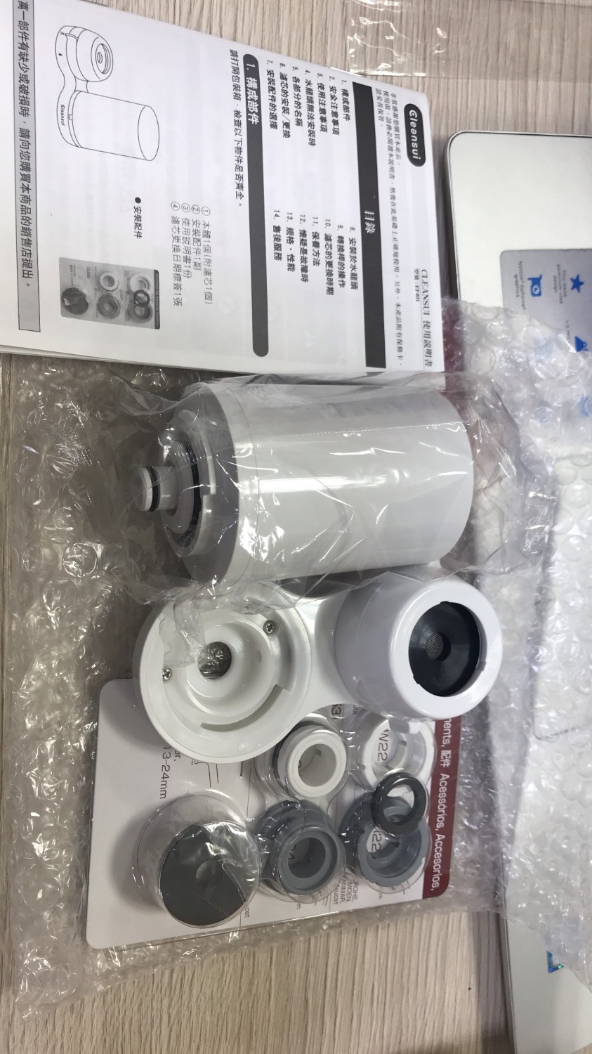 Giao hàng cũ đã được bóc ra lắp đặt và sử dụng, có vết trầy xước ở bên trong, hàng chỉ được bọc lại bằng lớp chống va đập chứ không còn nguyên.
Hộp đựng đã bị rách được dán tạm lại.
Mình mua hàng ngày 17/12 mà phiếu bảo hành là ngày 13/12