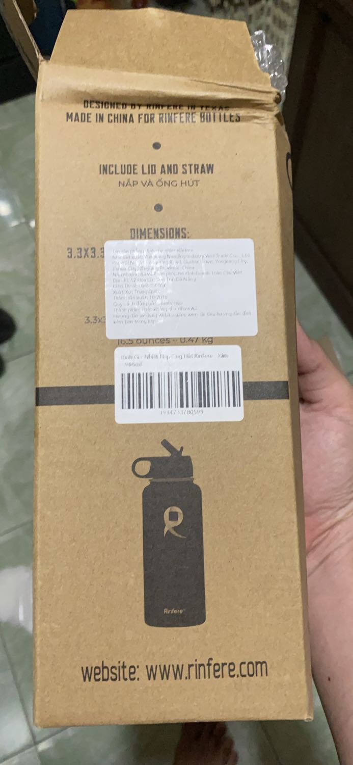 Bình có nhược điểm ở phần nắp. Phần nắp có thiết kế khá mong manh. Lực siết của bạn sẽ ảnh hưởng tới độ nóng hay độ lạnh các bạn trữ bên trong. Theo cảm nhận thì nếu siết nắp không chặt sẽ không kín được hơi bên trong. Nếu siết mạnh thì dễ làm lờn ren của nắp nhựa. Bạn nên cẩn thận khi siết nắp. Mọi thứ còn lại từ màu sắc tới các thông tin của nhà sản xuất thì còn phải dựa vào thời gian mới đánh giá chính xác được.