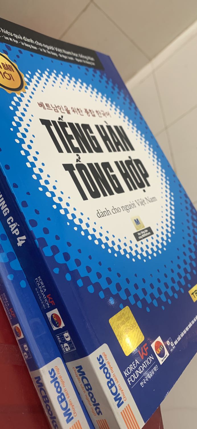 Sách rất đẹp, đóng gói cẩn thận. Nhưng mà bị lỗi ngay trang đầu tiên. Nhưng không vấn đề gì cả. Vẫn cho 5 sao và nên mua nhé mn. Chất liệu sách rất sịn so với những quyển sách mình mua học trước đây.