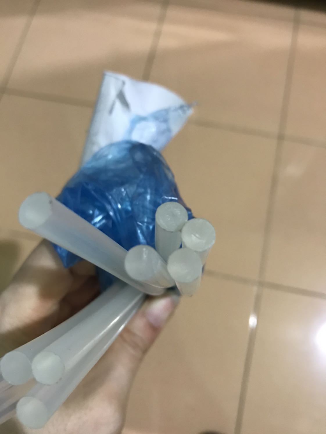 Rõ ràng mình đọc kỹ về sản phẩm, ghi cây lốc lớn, đường kính 1cm. Vậy mà khi giao hàng thì lại là cây keo nhỏ, nên không thể chấp nhận được!