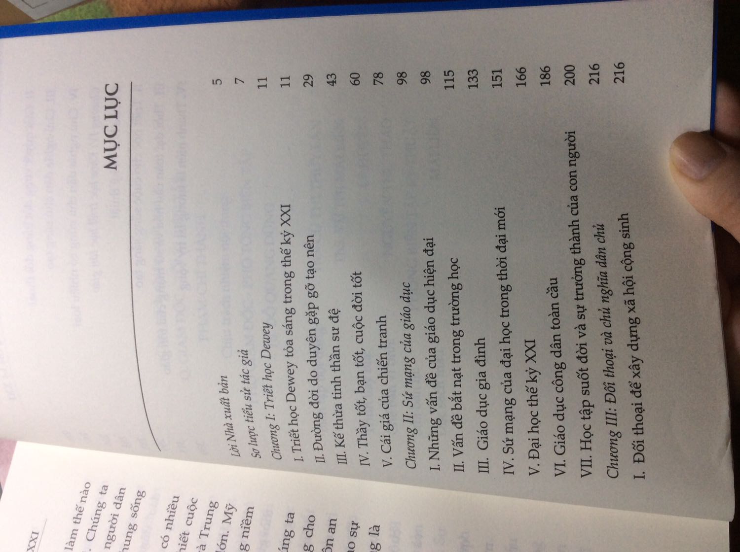 Đơn giản là một quyển sách về cuộc đối thoại giữa 3 con người uyên bác bàn về triết lý giáo dục giao thoa giữa 2 nhà hoạt động giáo dục nổi tiếng hơn chục năm về trước là John Dewey và Tsunesaburo Makiguchi. Họ sống trước chúng ta mấy chục năm nhưng tư tưởng của họ vẫn hiện đại, tiến bộ và cần thiết hơn bao giờ hết (hơi bị hay). (Nhân tiện 3 người họ khen nhau và cũng khách sáo rất nhiều :v đó là thứ để lại ấn tượng cho mình, dù sao thì 3 người họ đều làm trong ngành giáo dục). Cuốn sách này không đề quá nhiều về công nghệ và Internet (điều mà mình thấy rất cần được nói đến trong TK 21), chỉ được đề cập qua loa qua lời nói của 1 người nhưng cũng khá tiêu cực “không nên phí thời gian vào game” (dù sao bản gốc cũng ra đời vào 2010). Tiki giao nhanh, tình trạng sản phẩm tốt, thế thôi.