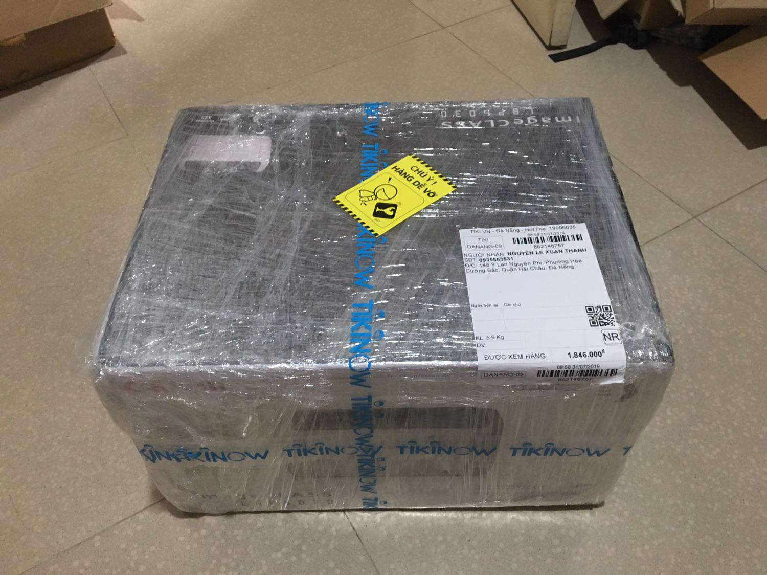 Đơn hàng của tôi không chọn giao nhanh nhưng gói đã đến trong vòng 12 tiếng kể từ lúc tôi đặt hàng thì đây là điểm cộng đầu tiên. Điểm cộng tiếp theo đó là máy mới, vì nhà cung cấp là tiki trading nên tôi cực kì tin tưởng. Unbox máy mới rất sướng luôn. Thứ 3 là dễ cài đặt. Và cuối cùng là máy in ra màu đều. Chuẩn đẹp ngay từ trang đầu tiên! Đơn hàng của tôi không chọn giao nhanh nhưng gói đã đến trong vòng 12 tiếng kể từ lúc tôi đặt hàng thì đây là điểm cộng đầu tiên. Điểm cộng tiếp theo đó là máy mới, vì nhà cung cấp là tiki trading nên tôi cực kì tin tưởng. Unbox máy mới rất sướng luôn. Thứ 3 là dễ cài đặt. Và cuối cùng là máy in ra màu đều. Chuẩn đẹp ngay từ trang đầu tiên!