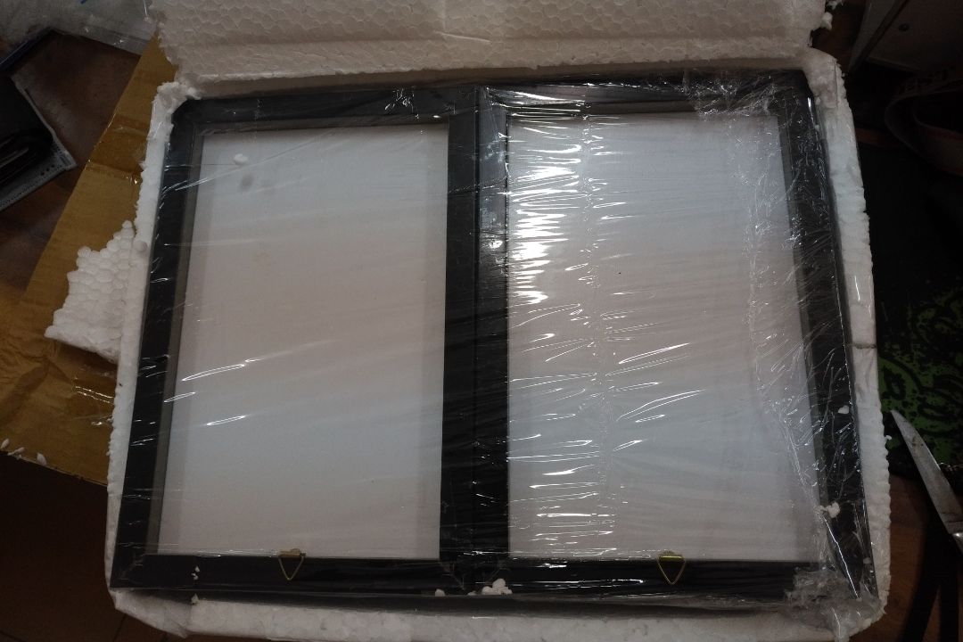 Tôi có 1 nhận xét về sản phẩm như sau:
1.kích thước chưa giống mô tả : nhỏ hơn
2. chất liệu in bình dân.
3. khung chấp nhận được. 
4. đóng gói rất cẩn thận
5. móc đóng tường rất yếu nên thay loại tốt hơn 
6. giao hàng trước dự kiến 1 ngày