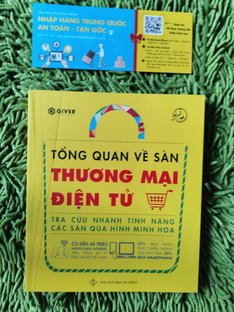 Mình sẽ review cả bộ sách ở đây luôn nhé. Rất cảm ơn NXB và các tác giả đã tạo ra bộ sách giá trị này.
Các bạn nên đọc bộ này theo thứ tự 
1. Sức mạnh của TMĐT: đây là cuốn viết sâu về cách tư duy đúng để bắt đầu xây dựng và phát triển thương hiệu khi làm TMĐT. Nội dung rất hay, tác giả viết rất chân thành. Tuy nhiên, đọc cuốn này để hiểu về cách suy nghĩ thôi chứ áp dụng vào thực tế bán hàng tại Việt Nam thì sẽ cần nghiên cứu thêm thông tin khác cho phù hợp, bản thân việc bán hàng trên Amazon và đăng ký nhãn hiệu ở Mỹ cũng tốn kém chi phí hơn rất nhiều so với bán qua Shopee, Lazada, Tiki ở VN. Sức mua bên đó cũng lớn hơn nên nhập hàng sx từ VN, TQ tạo ra tỷ suất lợi nhuận rất lớn. Bán ở VN thì khó khăn, bèo nhèo hơn rất nhiều các bạn ạ, chẳng có Kichstarter hay nhà đầu tư gieo cấy, thiên thần đâu, chuyện bán lại shop hay thương hiệu cũng khó vô cùng. Nhưng tư duy của tác giả là vô cùng phù hợp, 1 marketer, brand builder đúng nghĩa.
2. Trên lưng khổng tượng: cuốn này là cầm tay chỉ việc nè, khá chi tiết. Đọc sách này có thể cảm nhận được anh Phong là người chân thành thế nào. Sách này cũng phù hợp hơn cho những cá nhân bán hàng ít lúa, ít kinh nghiệm, mong giảm bớt rủi ro khi bắt đầu, tránh đổ nợ. Đi rất đúng tinh thần khởi nghiệp tinh gọn. Tất nhiên là vẫn có ít nhiều khuyết điểm nhưng tìm được tác giả viết chân thành, không giấu nghề như này hiếm lắm. Mình rất quý anh Phong từ 3 năm trước khi đọc cuốn Khởi nghiệp bán lẻ, lúc đó mình bắt đầu khởi nghiệp siêu nhỏ với sp đầu tiên.
3. 10 quy luật TMĐT: cuốn này mục lục nội dung rất tốt nhưng đọc vào chi tiết Thất Vọng Vô Cùng. Đây là tâm sự thật của 1 đọc giả thật sự cần kiến thức hữu ích để khởi nghiệp TMĐT. Sách này không viết cho cá nhân khởi nghiệp ít vốn đọc mà viết cho chủ doanh nghiệp nhiều lúa. Sao thế? Tình huống dẫn chứng toàn là Apple, Samsung, Xiaomi,... Sao tác giả không dành thời gian trao đổi với anh Nam, chị Linh chủ shop lớn người Việt đang thành công trên sàn XYZ, khởi nghiệp với chỉ vài chục triệu, làn mò học hỏi, tìm cách áp dụng 10 quy luật này như nào để anh chị em độc giả nhìn vào mà học hỏi. 10 quy luật rất đúng nhưng chi tiết phân tích này là của 1 người làm báo về kinh doanh, công nghệ ngồi đọc thông tin thứ cấp trên internet, báo mạng, tổng hợp lại theo kiến thức cá nhân. Nó như là tạp chí chuyên ngành, không phải 1 cuốn sách hướng dẫn tư duy, triển khai như tinh thần của bộ sách này. Cũng không bám sát vào 3 sàn TMĐT lớn nhất VN mà lan man nói về FB, mạng xã hội. Cuốn của anh Phong đã phân tích rồi, mạng xã hội chỉ mang tính hỗ trợ xây dựng hình ảnh và kéo traffic, không phải nên chốt đơn kiếm lúa chủ lực đâu, trừ khi làm sp có tỷ suất lợi nhuận cao, có tiền đầu tư xây dựng thương hiệu, hình ảnh như làm thời trang cao cấp chẳng hạn. 3 năm trước mình và các bạn cùng lứa khởi nghiệp mạng xã hội bán còn ổn ổn, giờ thì không nhé, nó là nơi đốt tiền để làm branding, kéo traffic. Cuốn này nên được viết với tinh thần 1 doanh nhân đi trước nhiều kinh nghiệm, chia sẻ kiến thức trải nghiệm thực tiễn cho thế hệ trẻ như 2 cuốn trên chứ đừng chung chung như thế. Bạn nào bảo chiến lược thì chung chung là chưa đọc sách chiến lược đủ nhiều, hãy tham khảo bộ Strategyzer thử. Ơ sao chê nhiều mà cho 5 sao. Mình trân trọng công sức của  đội ngũ The Giver và tác giả. Hy vọng cuốn này sẽ được viết lại cho người bán VN ít vốn đọc.
4. Cuốn tổng quan sàn TMĐT: nội dung cuốn này không mới nhưng sẽ tiết kiệm thời gian tra google của bạn khi tìm hiểu 3 sàn. Mình đã mất 2 tuần tự học chi tiết về sàn SP trên google nên nếu đọc cuốn này sớm hơn sẽ đỡ khổ. Lý do mình mua cuốn này là vì khóa học nhập hàng TQ, khoá học dạng này bên ngoài bán đắt lắm, được tặng kèm sách nên mình rất vui. Bìa cuốn này có bị lỗi gập giấy, tưa giấy 1 2 trang nhưng không ảnh hưởng nội dung nên không sao.
Mình muốn gửi lời cảm ơn chân thành tới tất cả mọi người vì đã tạo ra bộ sách này  vào thời điểm mình khó khăn nhất trong cuộc sống, bắt buộc phải trau dồi kiến thức về TMĐT để tránh thất bại lần này. Nếu không thành công tài khoản ngân hàng của mình sẽ về 0 và buộc phải đi làm thuê lại. Đó sẽ là thất bại đau buồn nhất trong cuộc sống của mình. Dù 3 năm qua khởi nghiệp thiếu sót nhưng vì bám theo tinh thần khởi nghiệp tinh gọn nên sau dịch mình chưa tới nổi phá sản, nợ nần. Hy vọng trời không phụ lòng người, mình không muốn quay lại chuỗi ngày làm thuê buồn tủi, năm nay mình 27 tuổi rồi, mong có được thành công lần đầu.