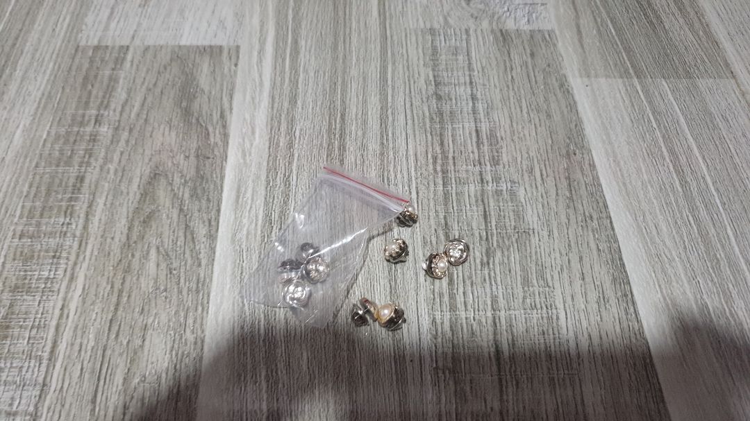 dùng rất tiện cho những bạn nữa mặc áo sơmi sợ bị hở gắn thêm cúc này vào là có thể che đi được phụ kiện các bạn nữ cần có khi mặc áo sơmi