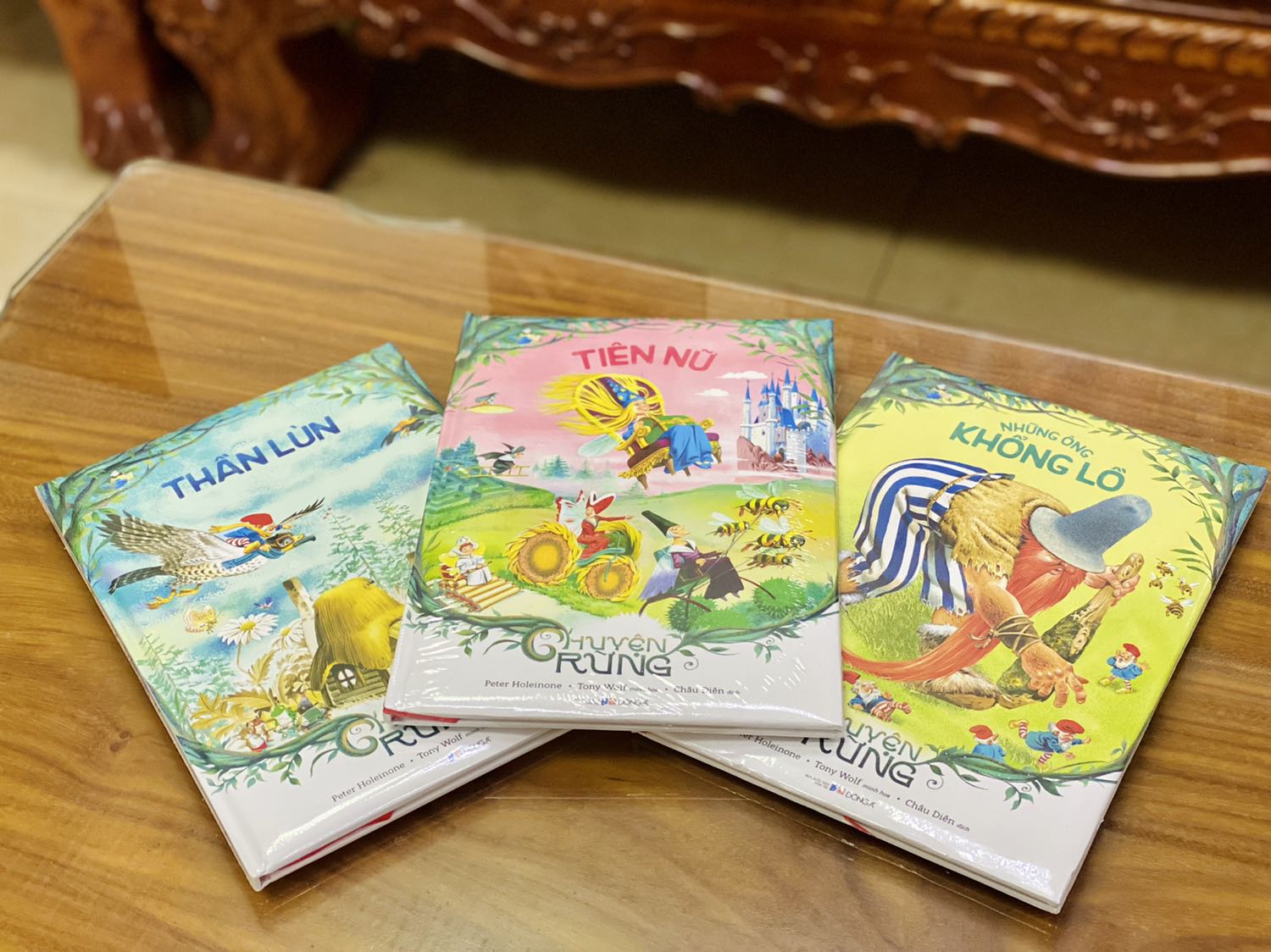 - Combo 3 quyển Chuyện rừng - Thần lùn/Tiên nữ/Những ông khổng lồ có bìa cứng, khổ to, in màu toàn bộ trên giấy bóng, chất lượng giấy tốt. Hình ảnh minh họa sinh động, đáng yêu. Một số chỗ ở trang đầu và trang cuối (dán dính vào bìa sách) chưa được thẩm mỹ lắm. 
- Fahasa đóng gói thật sự cẩn thận và chắc chắn, sách ngoài được bọc chống sốc, mỗi quyển còn được bọc màng co phẳng phiu. Tuy nhiên mình không hài lòng về giờ giao hàng của Fahasa (hoặc đối tác vận chuyển), đơn dự định giao vào thứ 6 nhưng đến tận 19:30 tối thứ 7 mới giao cho mình. Giao ngoài giờ hành chính và muộn như vậy nhưng không một thông báo nào cả. Trên app Tiki vẫn thể hiện đơn hàng giao vào thứ 6? Mình không hiểu lý do tại sao.