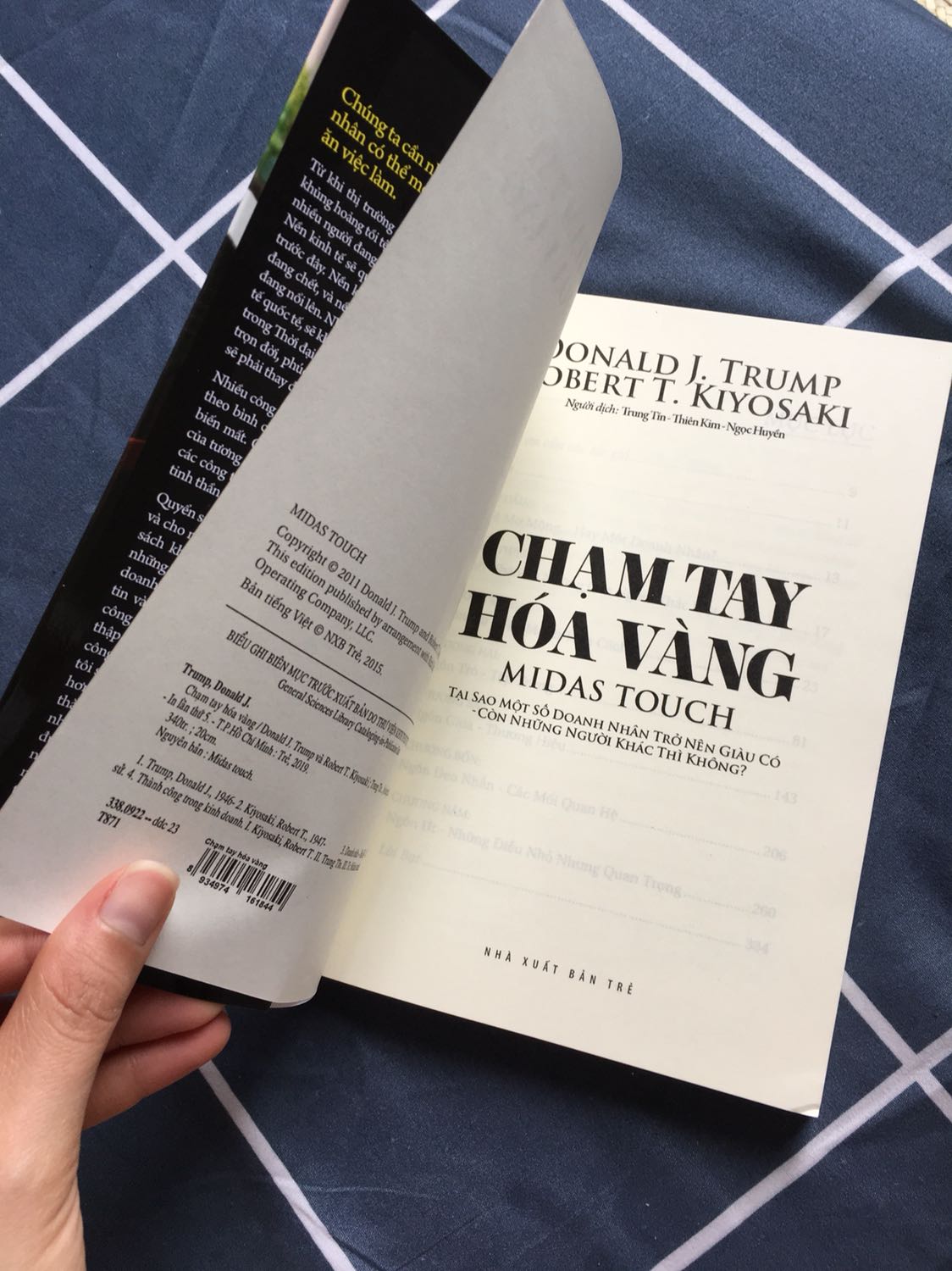 Chất lượng sách của nhà xuất bản trẻ chưa bao giờ làm mình thất vọng . Bìa dày dặn, các bạn có thấy dòng chữ vàng in chìm không? Giấy mịn rõ ràng, gáy sách dễ mở, bờ sách chuẩn. Ai khó tính thì nên mua sách của NXB trẻ. Rất tốt!