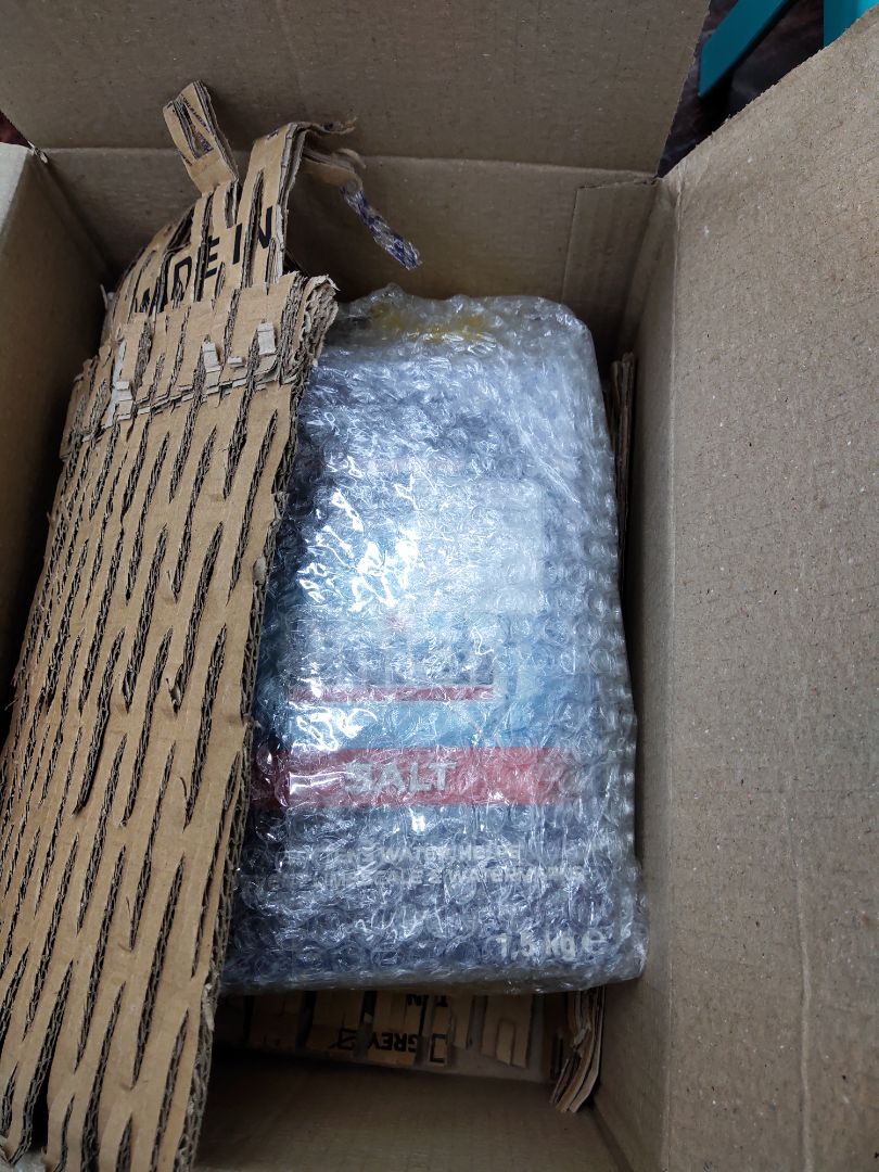 giao hàng nhanh như 1 cơn gió:))nhận hàng cảm thấy shop đóng gói chắc chắn. check lại thấy càng yên tâm. hàng chuẩn. chưa dùng thử loại bột rửa này nên sẽ trải nghiệm thêm.