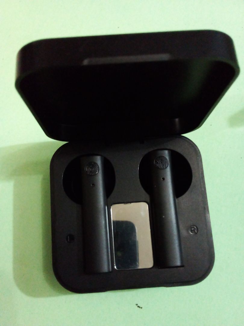 tai nghe rất hay nhỏ gọn dễ bỏ túi sau tai nghe các cảm ứng xịn á về phần âm thanh mình thấy rất ổn trong tầm giá nghe đc ko đòi hỏi gì thêm