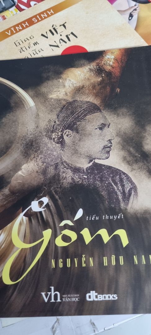 Tiểu thuyết Gốm lấy cảm hứng từ sự kiện lịch sử vị vua cách mạng Hàm Nghi bị phế truất khỏi ngai vàng, bí mật tham gia phong trào Cần Vương trước khi phải chịu cảnh lưu đày biệt xứ tận Phi châu. Song song trong đó là câu chuyện gặp gỡ tình cờ giữa chàng thợ gốm trẻ tuổi tài hoa đến từ làng Phước Tích và tay chủ lò gốm Long Trường đến từ Đại Pháp. Trong quá trình hoàn thiện bức tranh gốm vẽ chân dung đương kim hoàng đế, cả hai bất ngờ bước vào cuộc đối đầu tư tưởng căng thẳng, vào xung đột về quan điểm và xu hướng sáng tạo nghệ thuật, sự khám phá bản thể và đối phương.