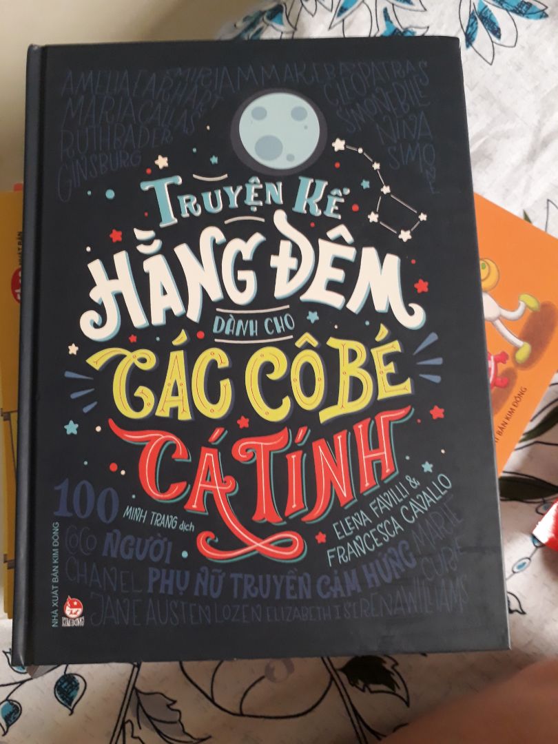 Mình luôn ưu tiên mua sách online trên tiki hơn các nhà cung cấp khác. Nhưng lần này tiki làm mình hơi thất vọng.  Bìa sách thì rách và bị gẫy, trang mở đầu thì bị dơ.