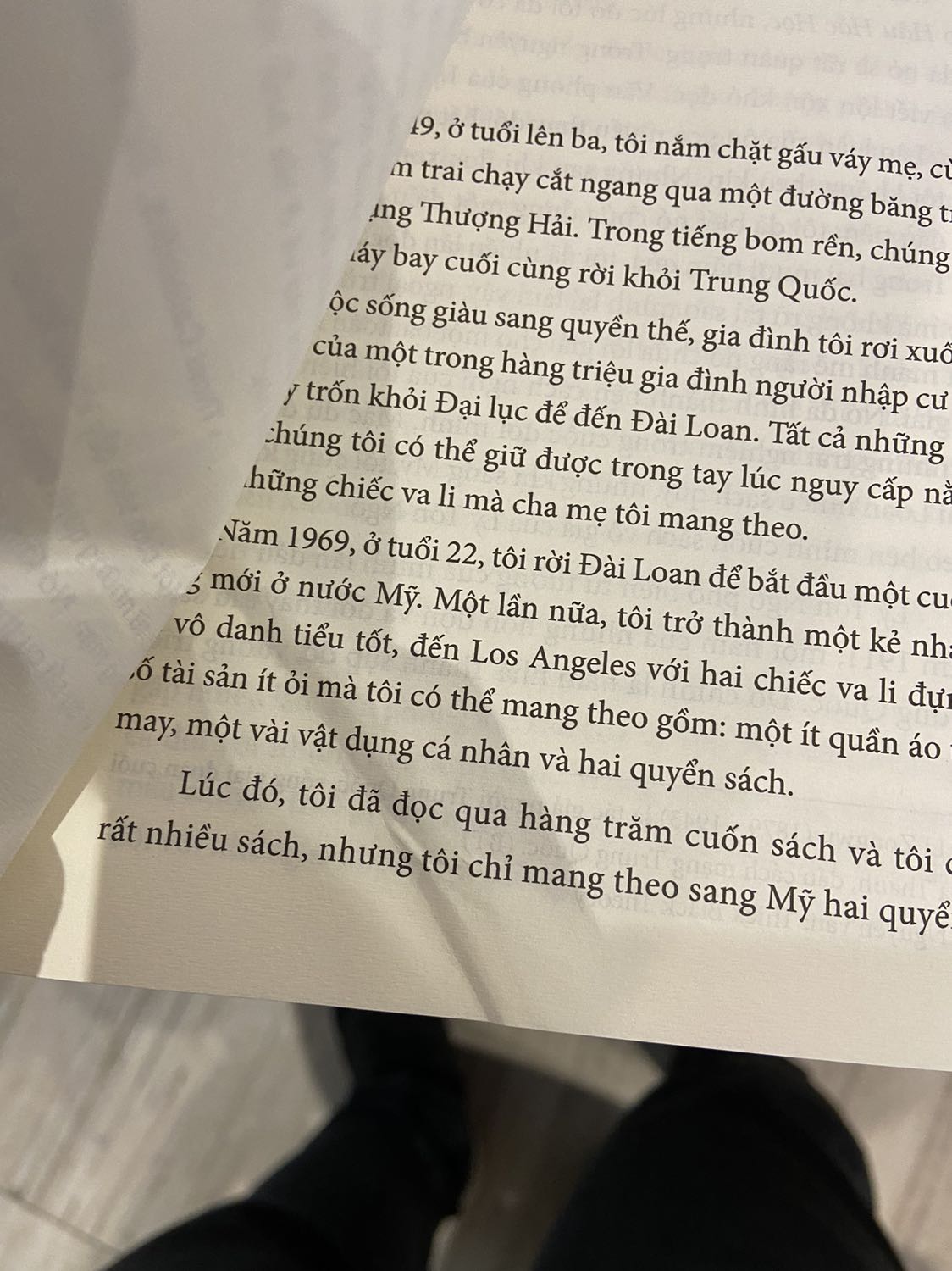 Hộp hàng thì bẹp dúm dó. Sách bên trong thì nhàu nhĩ. Thật sự thất vọng. Đợt mua Văn Minh Vật chất của Người Việt cũng vậy. Cả tiki và nhà phát hành đều có lỗi trong lần giao hàng này. Thực sự thất vọng. Shipper gọi giục báo khách là “đã đến nơi rồi xuống đi!!!”, trong khi mình ngồi ngay văn phòng tầng 1 đang chờ mãi! Tới lúc khách phải ra tận sảnh đứng đợi cũng không thấy đâu thì lại bảo đang tới nơi sắp rẽ vào rồi… Quá chán nản đơn hàng này