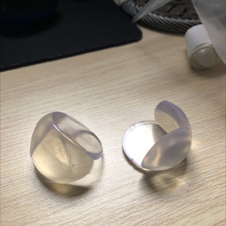 hàng nói chung ổn. khít với cạnh bàn gỗ nhà mình. shop có cho thêm keo 2 mặt, cắt ra gắn vô thì cũng khá chắc