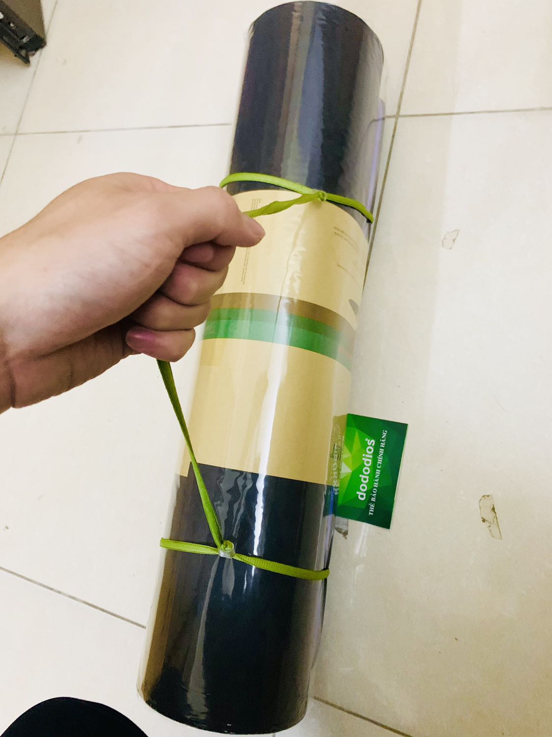 Mua 2 cái thảm mà cái nào cũng ưng. Cho người iu 1 chiếc, mình 1 chiếc híhi
Tập gym sướng, êm, dày dặn mà shop cũng hỏi han sau khi nhận được hàng nên thấy rất ok vì chăm sóc khách hàng như vậy là phải rùi
Đầu tiên được cái dây tặng ko biết dùng loay hoay mãi mới ra là để thòng 2 đầu
Nói chung vì store quan tâm khách nên review có tâm lại thui. Có qua lại sau nay nhớ giảm mình nếu mình giới thịu cho nhé