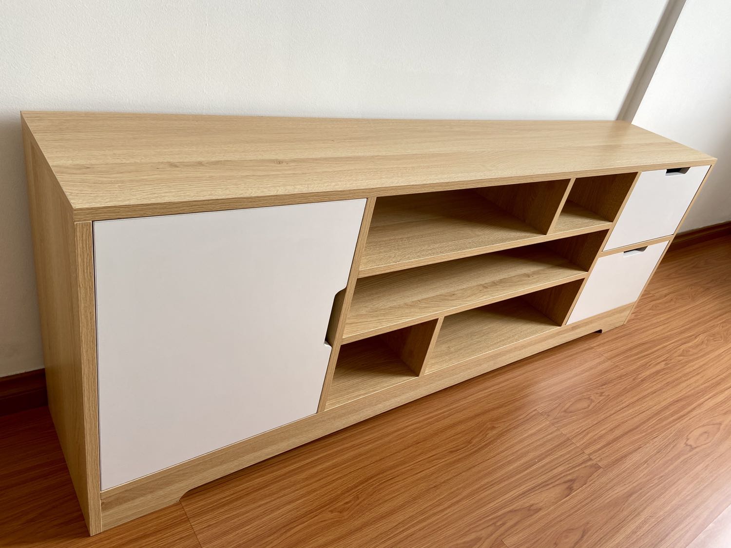 Giao hàng truớc hẹn (tốt). Đóng gói cẩn thận. Nhân viên giao hàng của xuởng gỗ thân thiện và chu đáo, khiêng lên tận nhà (bàn nặng 65kg).

Gỗ đúc thuộc loại tốt. Thiết kế đơn giản mà đẹp, màu sắc trang nhã, hữu dụng cho nhà chung cư. Bàn TV có ba ngăn, ba tủ, để được TV 60 inches, amply, đầu máy ... loại nhỏ và nhiều vật dụng khác.