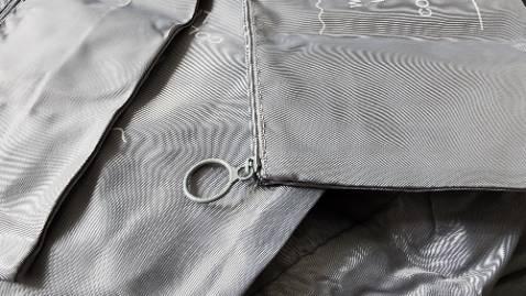 Giao hàng nhanh, đóng gói cẩn thận. Sản phẩm đẹp, nhẹ, gọn và không thấm nước. Nên mua !!!