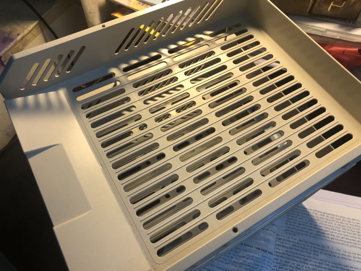 Ship cực nhanh luôn, vừa đặt lúc tầm 1h sáng mà chiều cùng ngày có luôn! Kệ sách không bị lỗi, bẩn hay gì cả.