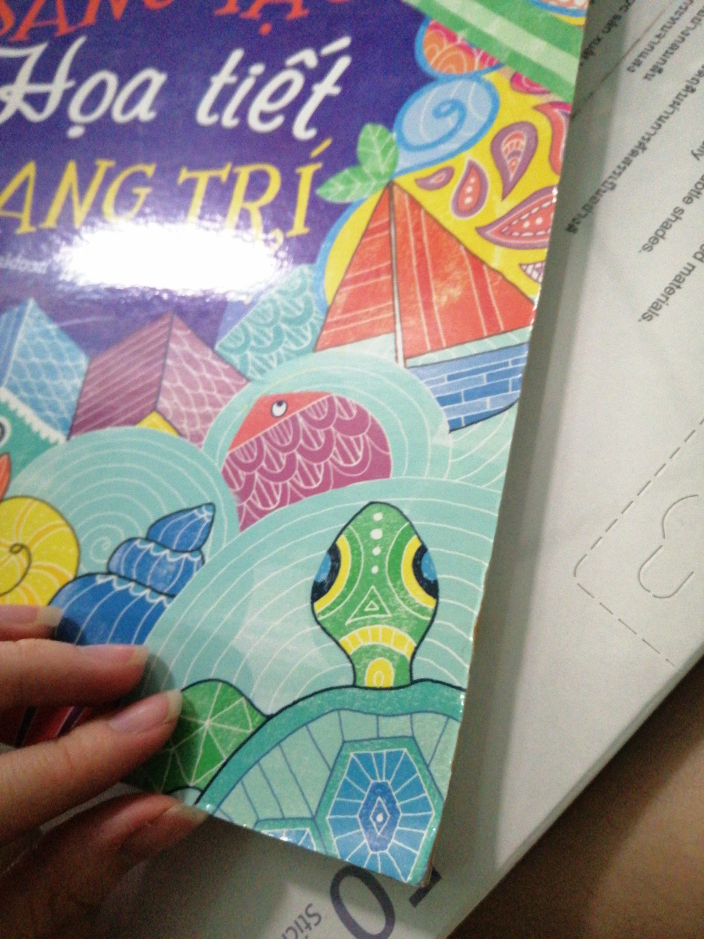 Sách giao cũ mèm, cong các góc, giấy ố vàng, rất Kì cục.