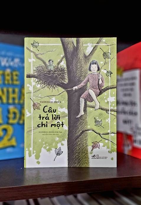 Kể từ khi mẹ bế em bé Momi từ viện trở về, mọi thứ quanh Yumi đã hoàn toàn thay đổi. Bố đi làm về sẽ ra giường ngắm Momi trước, rồi mới nhìn đến Yumi. Mẹ thì lúc nào cũng bé Momi cho bú ti. Bà đến chơi mua cho Momi bao nhiêu thứ, còn Yumi chỉ được một gói kẹo, trước đây bà chỉ mua quả cho Yumi thôi cơ mài Yumi bé bỏng buồn bà và thất vọng. Không ai trong nhà quan tâm đến em nữa ư ? “Chị, chị” sao mà ghét thế! Con chẳng muốn làm chị. Nếu không có em bé thì tốt biết mấy. Và một điều kỳ lạ đã xảy ra như để thực hiện mong ước ấy của Yumi. Nhưng liệu Yumi có thấy hạnh phúc khi không còn em Momi nữa? Cuộc đấu tranh trong nội tâm thơ trẻ của Yumi, những xúc cảm sâu lắng về gia đình lấp lãnh trên từng câu chữ trong trẻo và nét về tinh tế. Và người đọc sẽ tìm thấy lời đáp trong tác phẩm thiếu nhi đáng yêu và xúc động này.