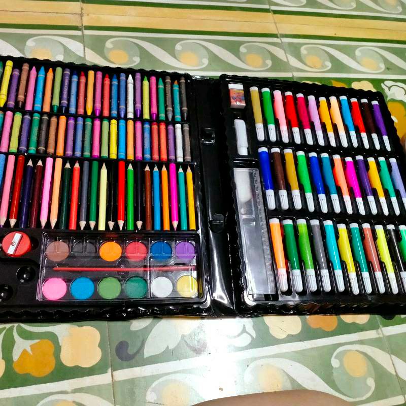 quá trời màu luôn. đủ loại, giá lại hợp lý. hàng đẹp nên mua cho con các mẹ ạ. chứ màu ngoài quá vs hiệu sách cũng chả đc như này quá trời màu luôn. đủ loại, giá lại hợp lý. hàng đẹp nên mua cho con các mẹ ạ. chứ màu ngoài quá vs hiệu sách cũng chả đc như này