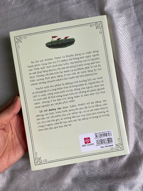 Sách được in bằng loại giấy sáng, sạch, chất lượng tốt.
Thuộc thể loại văn học dành cho thiếu nhi phù hợp cho cả thanh thiếu niên và người lớn.
Nội dung hay được nhiều người đánh giá cao.
Tuy nhiên sách được đóng gói chưa chỉnh chu nên bị gập góc, hơi đáng tiếc