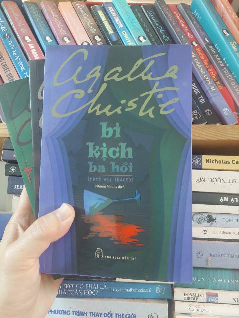 Ba cái chết vì bị đầu độc liệu có chung một thủ phạm. Không tham gia trực tiếp vào quá trình điều tra , ngài Poirot đóng vai trò người tư vấn cho ba vị thám tử nghiệp dư. Bằng trực giác, khả năng thấu hiểu tâm lý con người ông đã phán đoán nội dung toàn bộ vở kịch ba hồi, lột trần mặt nạ kẻ thủ ác. Có thể nói Agatha Christie là bâc thầy trong việc “thao túng tâm lý” người đọc.