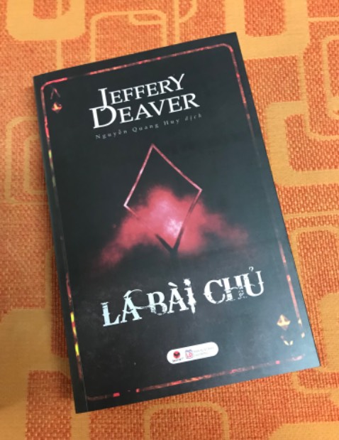 Jeffery Deaver là độc nhất vô nhị với những cuốn trinh thám viết về khoa học hình sự và phân tích hiện trường. Các nhân vật phản diện trong các tác phẩm của ông đều là những nhân vật kiệt xuất, văn võ song toàn. 

Henry Loving, kẻ phản diện trong tác phẩm này là một kẻ tàn bạo, độc ác nhưng vô cùng thông minh. Kỹ năng moi thông tin, áp đặt, thao túng tâm lý của hắn thuộc dạng siêu hạng. Chắc chỉ có xác chết mới có thể giữ im lặng, chứ người sống mà gặp hân, câm thì cũng phải cố mà trình bày, không thì sống không bằng chết.

Mấy cao thủ mê game nhập vai, thích trời đen đỏ với bài bạc cờ quạt mà đọc quyển này chắc đọc quên thời gian. Đã lắm.

Đặc vụ Corte sẽ phải đối mặt với Loving trong 1 trận chiến cân não, không khoan nhượng, cực kỳ tàn khốc và…không có kết quả hoà. Lá bài của bạn có thể lại là kẻ đưa tin, chỉ điểm của người kia, nhân vật nào cũng có thể là Lá Bài Chủ của người này hoặc người kia. 

Như Binz từng nói: “trai hư anh không phải diễn, nhưng trai tốt anh phải vào vai.”. Phải hư hỏng, đủ từng trải mới đủ trình nắm được Lá Bài Chủ.