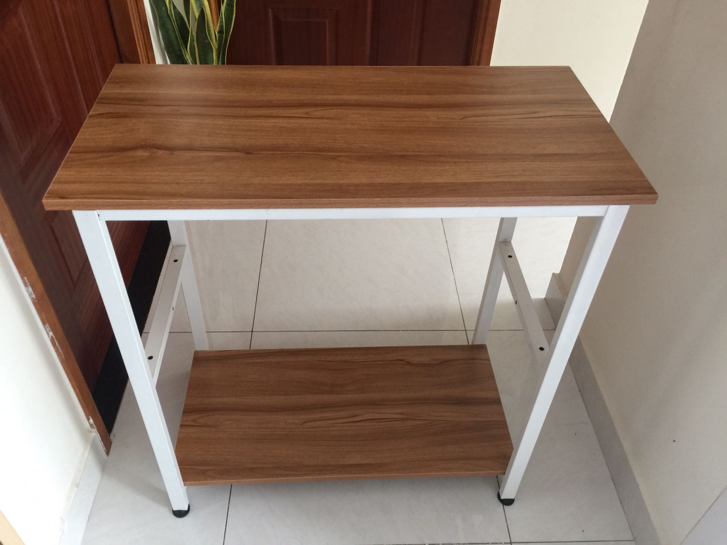 Khung sắt dày, chắn chắn. Gỗ nặng tuy nhiên màu sậm hơn hình. Sơn khung không được bóng đẹp, hơi sần sùi. Khoan thiếu 1 lổ để bắt ke cố định. Có thể nói chung là hài lòng.