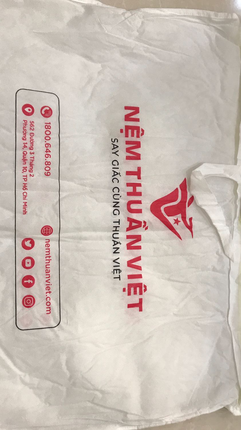 Gối to dày dặn. Vải bọc trắng tinh, có khoá kéo. Thích cách đóng gói sản phẩm. Gối được bảo vệ bằng túi vải ko dệt và ngoài cùng là túi nilon có seal, rất yên tâm sử dụng khi mua hàng trong mùa dịch.