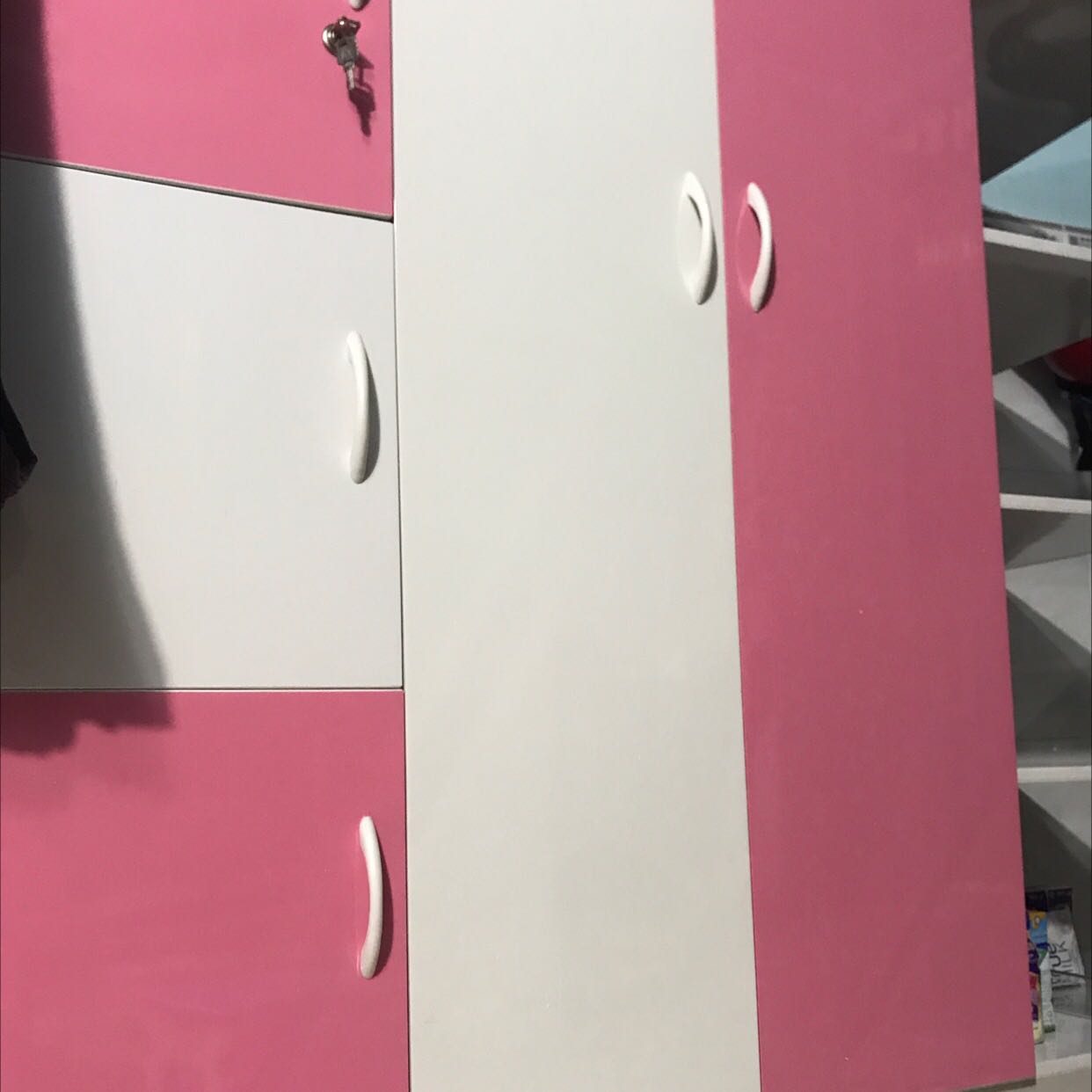 Tủ đẹp và cách chăm sóc khách hàng của shop rất tuyệt nhé, chỉ không thích người điều phối giao hàng thôi, các bạn đi làm suốt thì sẽ hơi khó nhận đấy ạ,chứ a giao hàng và cả a tài xế đều rất nhiệt tình ạ