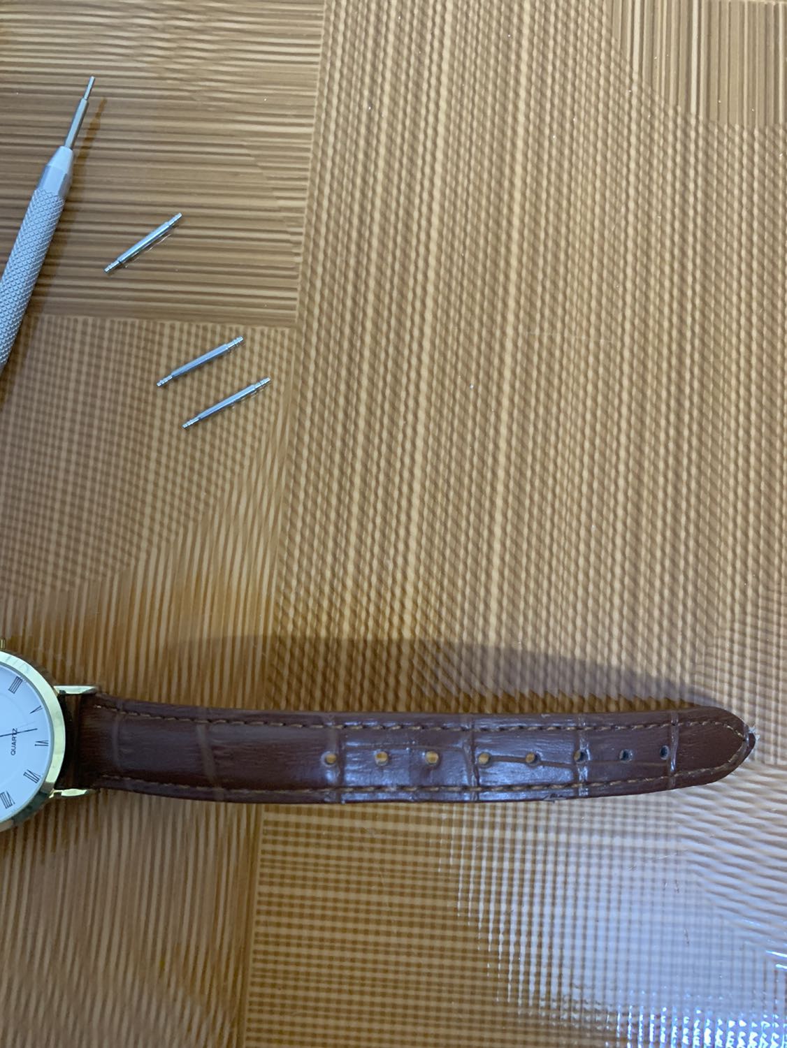 Giao hàng nhanh, shipper lịch sự, ngoài dây da đồng hồ còn có tặng kèm dụng cụ để thay dây. Nói chung ổn trong tầm giá.