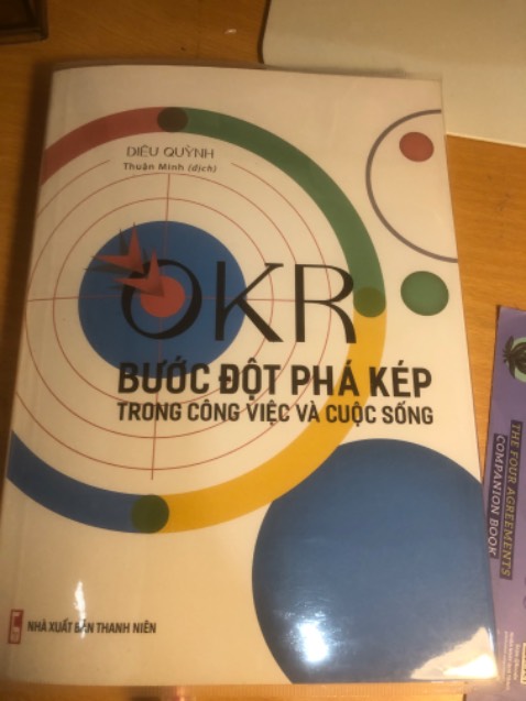 Sách mô tả dễ hiểu về OKR và nhiều ứng dụng trong cuộc sống thường ngày hơn là chỉ dành cho doanh nghiệp như các sách OKR khác, ví dụ như đặt mục tiêu báo hiếu cha mẹ…