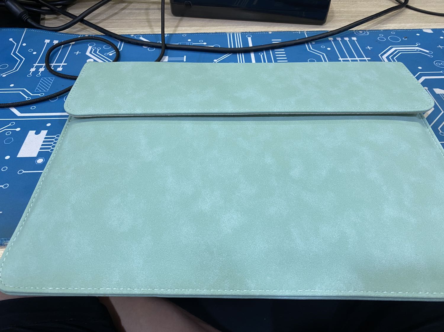 Hơi thất vọng

Với giá 325k/bộ sp như này, mình đã kì vọng hơn rất nhiều.
Thứ nhất, bề mặt bên ngoài nhìn khá là dị, sờ ráp rap tay. Mình đã chờ mong một sự mềm mại hơn
Thứ 2, khoá nam châm hơi yếu

Điểm cộng là được may, nên khá chắc chắn. Túi đựng phụ kiện vừa đủ củ sạc cùng thêm 1 món nữa, khoá của túi chưa *** nhiều nên ko biết chất lượng sao.

Nhìn chung, nếu bạn nào ko nhiều tiền, muốn 1 sản phẩm mua để bảo vệ Mac của mình thì ok. Còn nếu có điều kiện hơn chút, muốn 1 sản phẩm tốt hơn thì ko nên mua. Sẽ kì vọng và thất vọng đấy