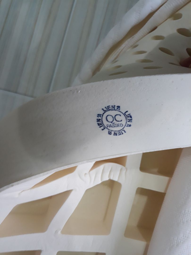 Chất lượng hàng cao su thật chứ ko phải mút xốp. Nệm mới hơi có mùi cao su nhưng không quá nồng, vẫn ổn. Giao hàng đúng hẹn. Nệm được đóng gói kỹ nên lúc nhận vẫn mới tinh sạch sẽ, không trầy xước.
