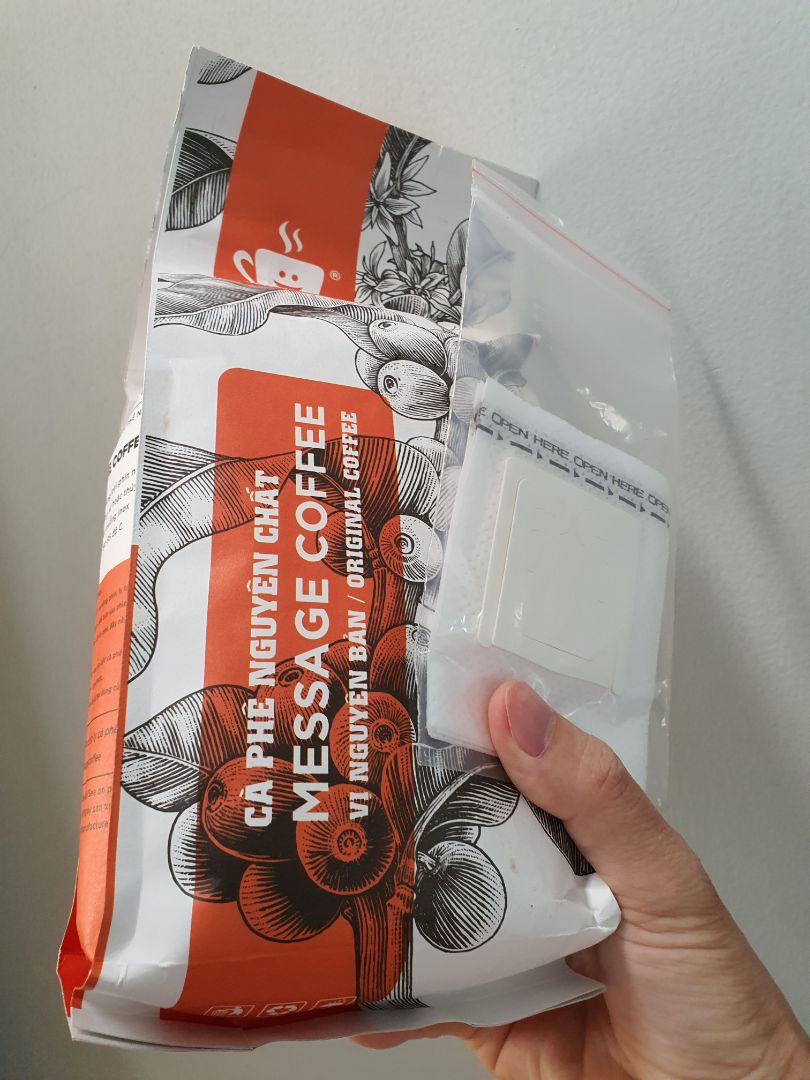 Giao hàng rất nhanh, nhưng nhìn bao bì lầm tưởng là cà phê pha phin, do mình cũng không xem kỹ loại hạt ở dưới. Về khui ra là hạt, mình không sử dụng được do không có máy xay, do vậy cũng không đánh giá được chất lượng sản phẩm.