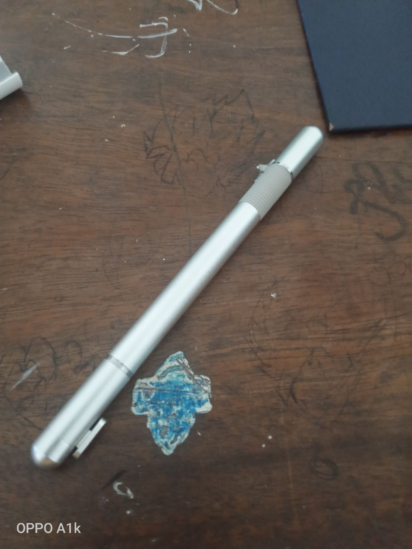 Shop giao hàng nhanh, sản phẩm chất lượng tốt, đúng theo giá tiền. Dùng cảm ứng rất mượt, ko bị xước cảm ứng, đầu kia còn có bút bi, mực viết tốt, có thể thay thế ngòi đúng như quảng cáo 2in1. Đóng gói sản phẩm cũng tốt!