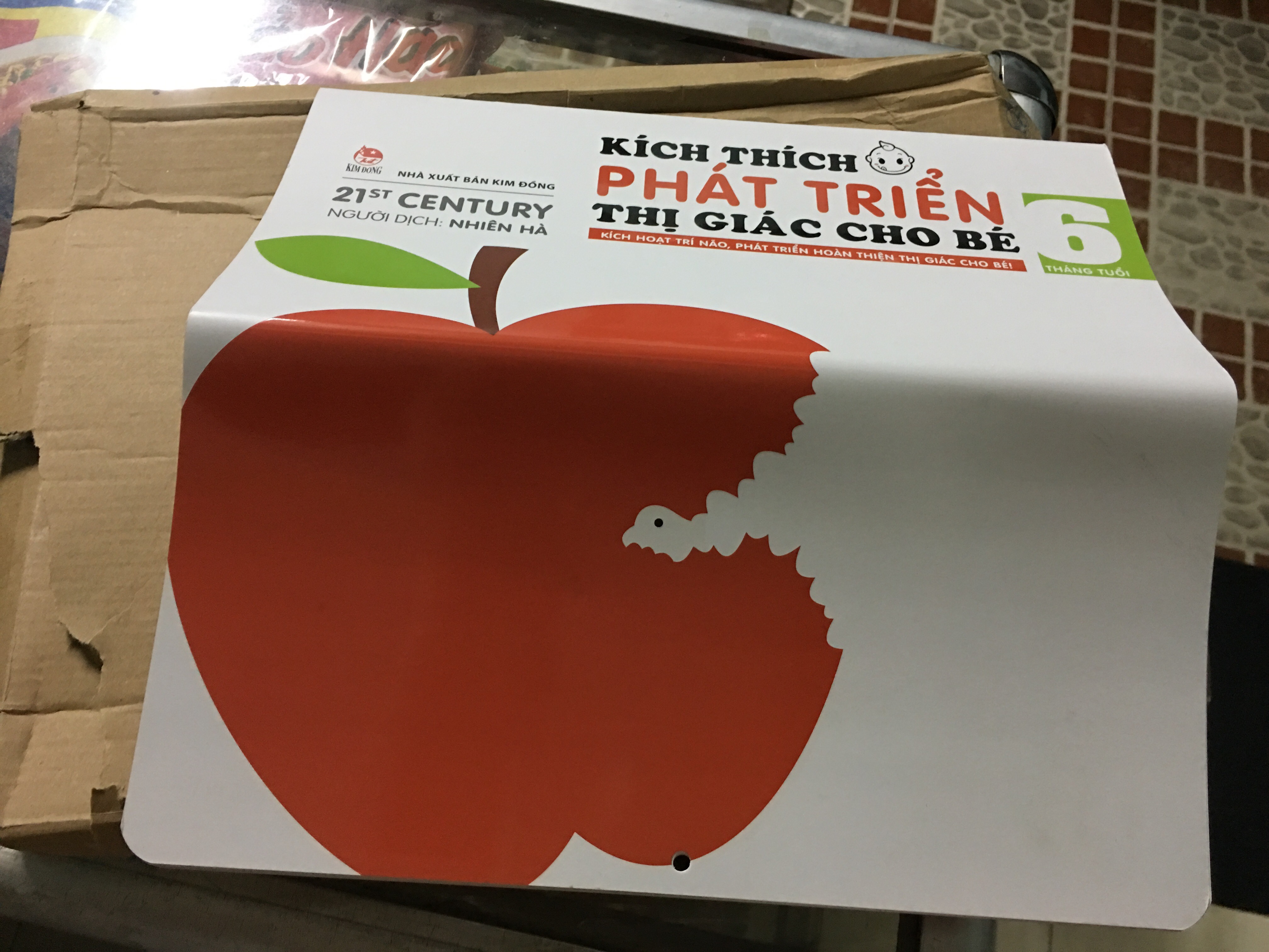 Tiki đóng gói hàng theo kiểu xem thường khách hàng , sách lớn mà đóng vào cái hộp nhỏ. mình mua 3 cuốn thì hết 2 cuốn đóng gói kiểu này,. Đề nghị Tiki cải tiến bộ phận đóng gói hàng. Nhận cuốn sách mac bực mình!