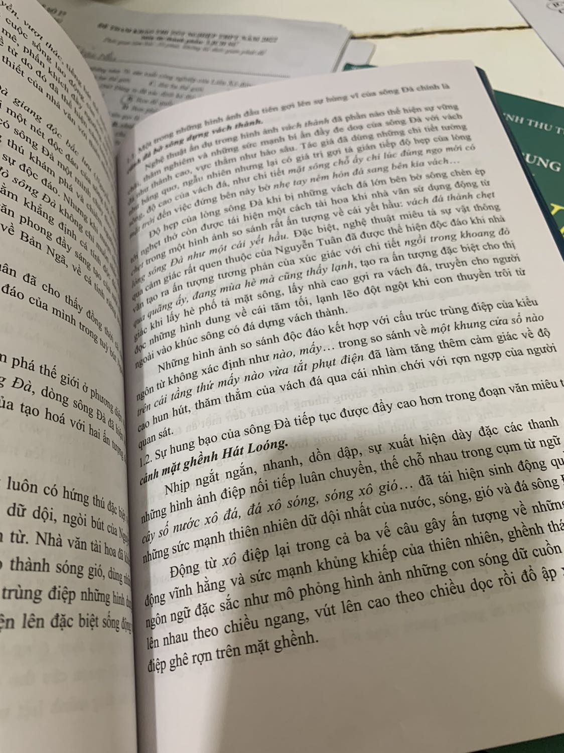 mua combo hai cuốn cho dễ đọc, sách giao đúng ngày dự kiến, không bị cong mép sách, nên mua để học nha, loại này đọc hay lắm