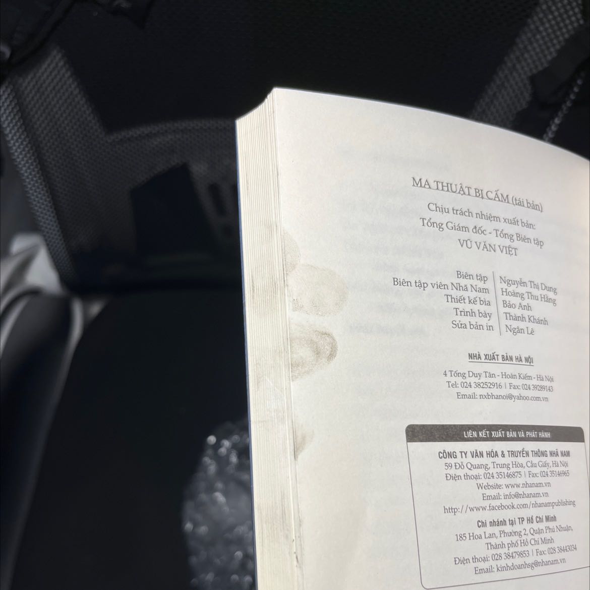 Nguyên bàn tay bẩn in vào ☹️