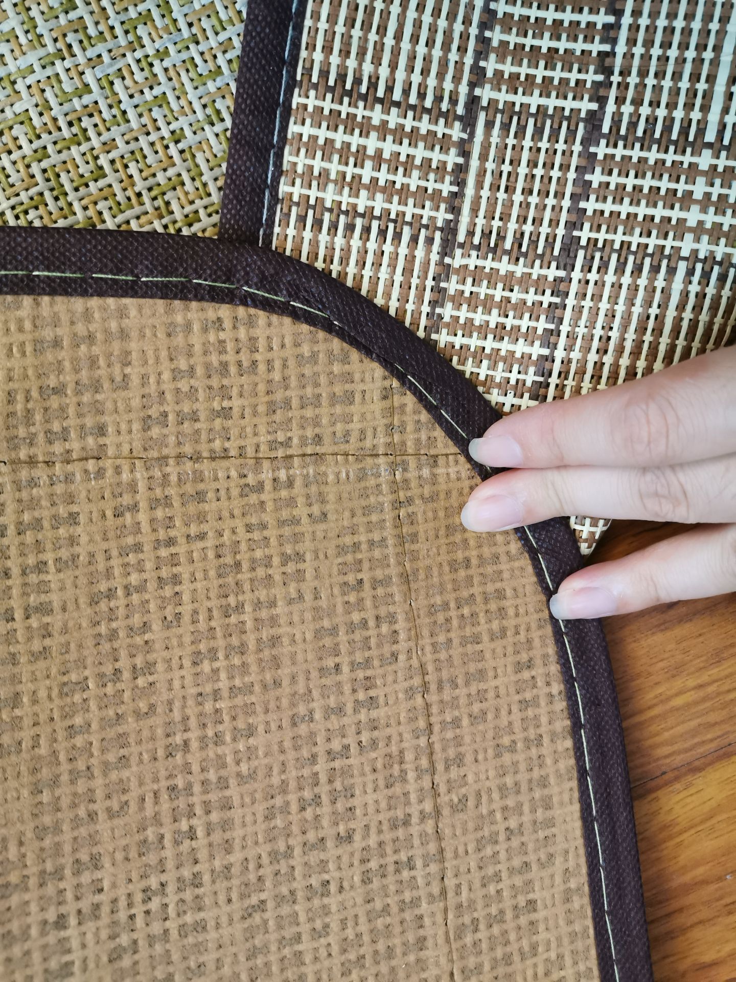Đã mua 1 lần chất lượng tốt, nhưng lần này mua lại và chọn loại đẹp nhưng vô cùng thất vong. Chiếu mới màu nâu đan xô lệch, mặt dưới mỏng dính, chất lượng kém ko dầy dặn so vs chiếu mình mua lần trc (màu vàng xanh) Đã mua 1 lần chất lượng tốt, nhưng lần này mua lại và chọn loại đẹp nhưng vô cùng thất vong. Chiếu mới màu nâu đan xô lệch, mặt dưới mỏng dính, chất lượng kém ko dầy dặn so vs chiếu mình mua lần trc (màu vàng xanh)