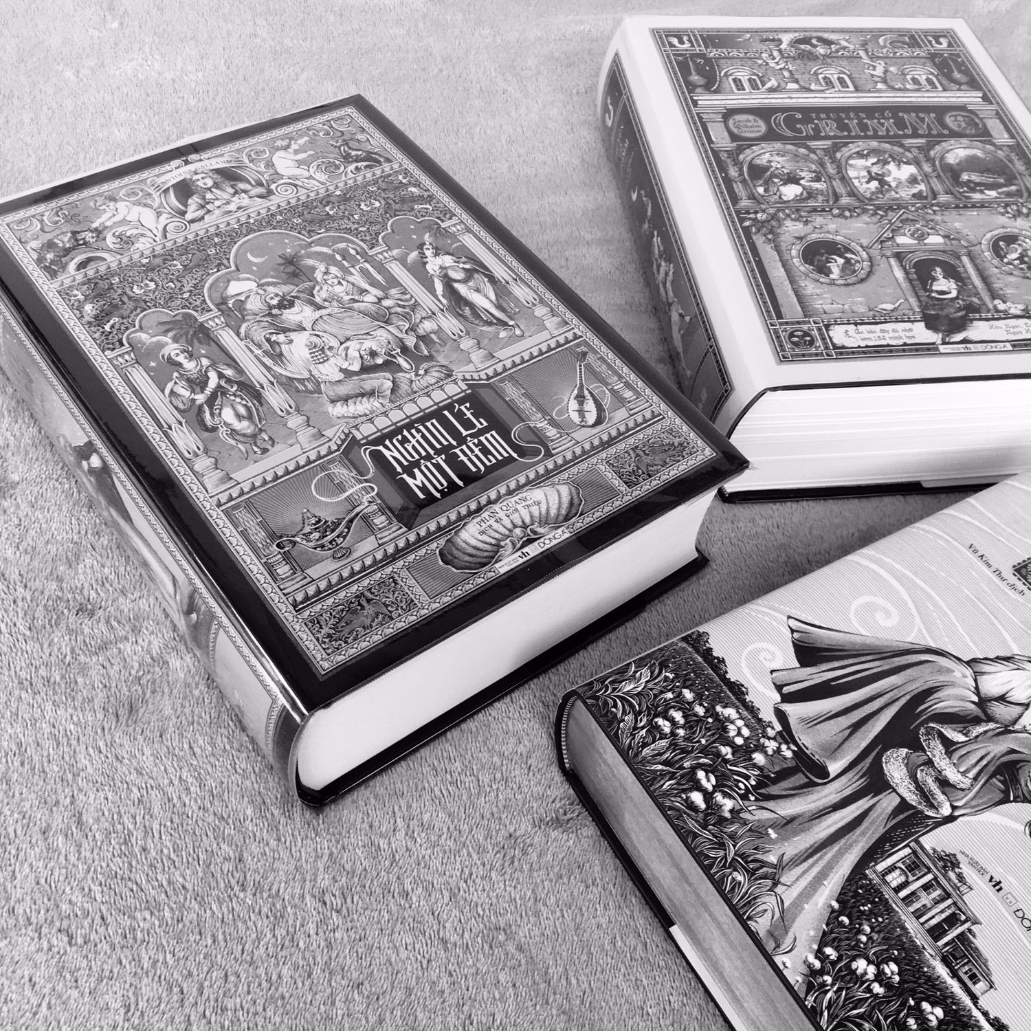 Giao hàng: nhanh, hộp va chạm nhiều nên góc bìa sách có cấn một chút, không ảnh hưởng quá nhiều.
Sách: đẹppppppppp, so với bản cũ thì thêm rất nhiều tranh minh hoạ đọc đỡ nhàm chán. Giấy loại 70gms nên hơi mỏng so với cuốn Grimm.