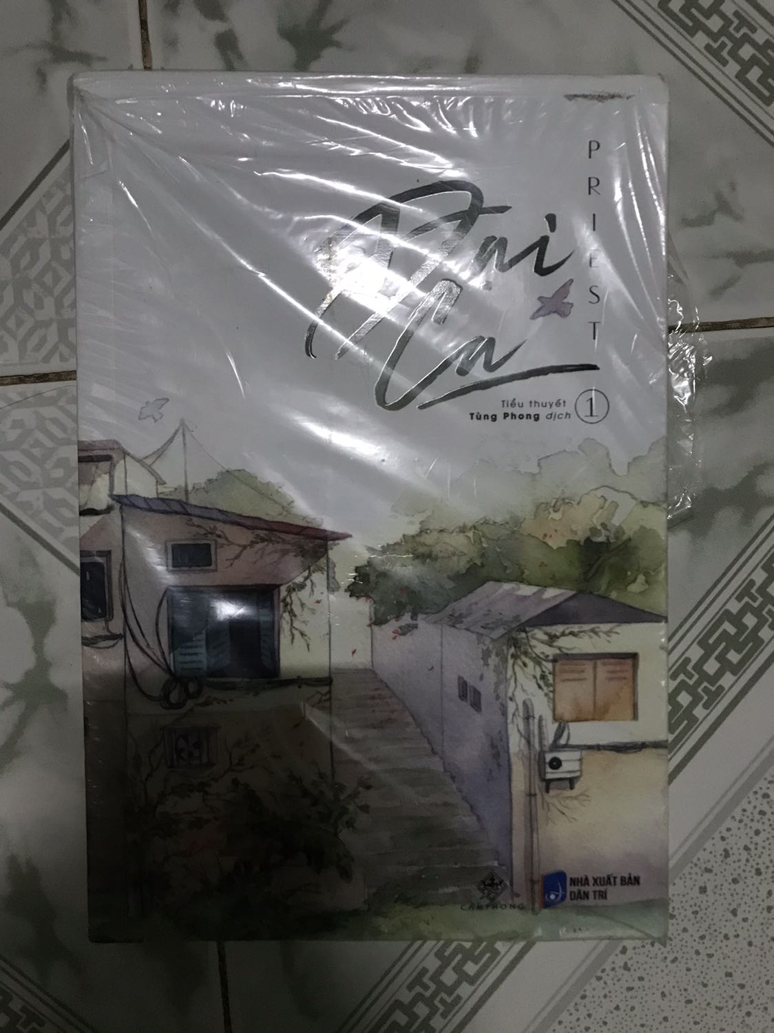 Thật sự rất là buồn luôn ạ biết là mua bây giờ hàng khá là cũ rồi nhưng mà seal rất nát thế ạ, sách dơ có vết bị rọc làm trầy bìa sách cạnh góc thì móp luôn ạ hên mỗi chỗ là trang sách chưa rách thôi buồn lắm ý