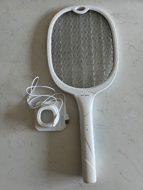 Sản phẩm hoàn thiện tốt, nhìn rất bắt mắt. Hộp sản phẩm bao gồm 3 món: vợt, đế cắm vợt và dây sạc cổng Type-C.
Giao hành nhanh và đóng gới rất cẩn thận.