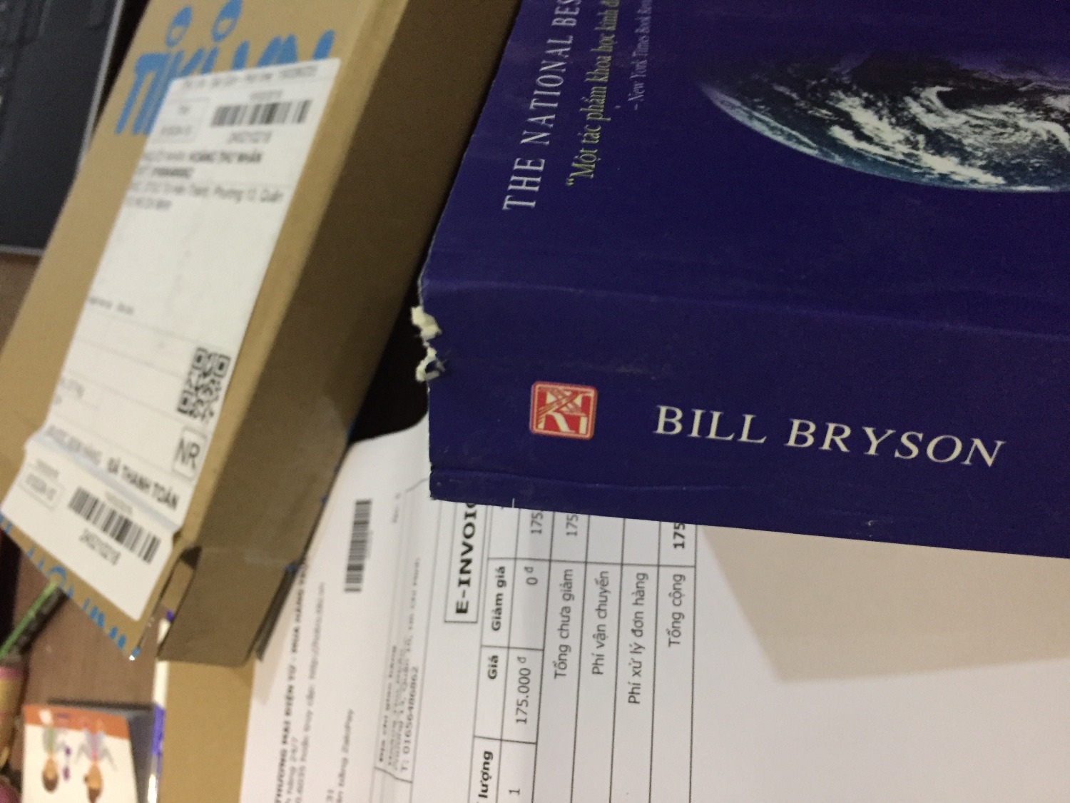 Mình cực kì thích quyển sách này, nên đã đặt mua. Sau gần 3 ngày thì hàng được giao tới. Rất háo hức mở ra xem. Nhưng khi mở ra thấy quyển sách bị rách phần bên trên đỉnh sách và rất giống như sách cũ thì lúc đó mình cảm thấy hơi tuột cảm xúc! Và đang chờ Tiki xử lí đổi trả!