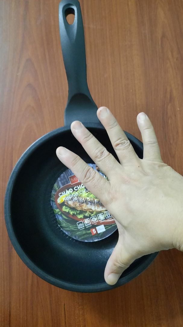 Hàng đóng gói tạm được. Chảo cầm chắc tay, chưa dùng nhưng chắc là ổn.
 Nhân viên giao hàng thân thiện. Giao hàng đúng hẹn.